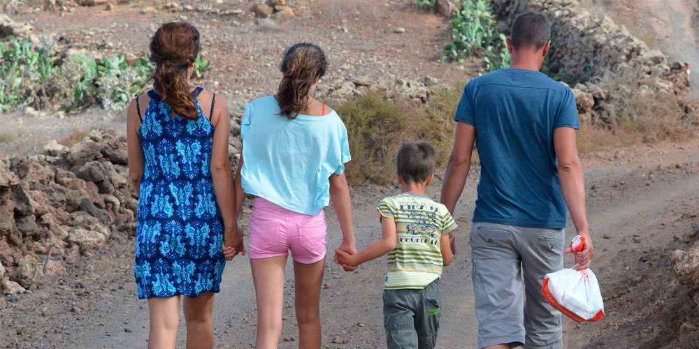 fotografía de una familia haciendo senderismo
