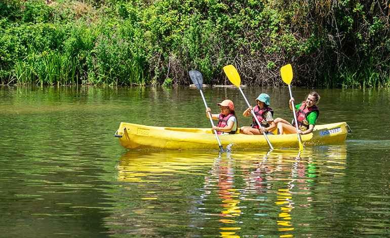niños en el campo del aula de naturaleza emilio hurtado