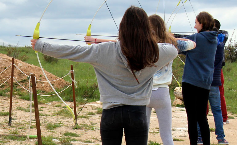 niños haciendo manualidades