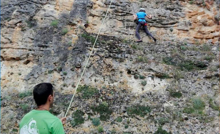 niños haciendo manualidades
