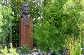 Escultura a Don Emilio Hurtado Piñataro