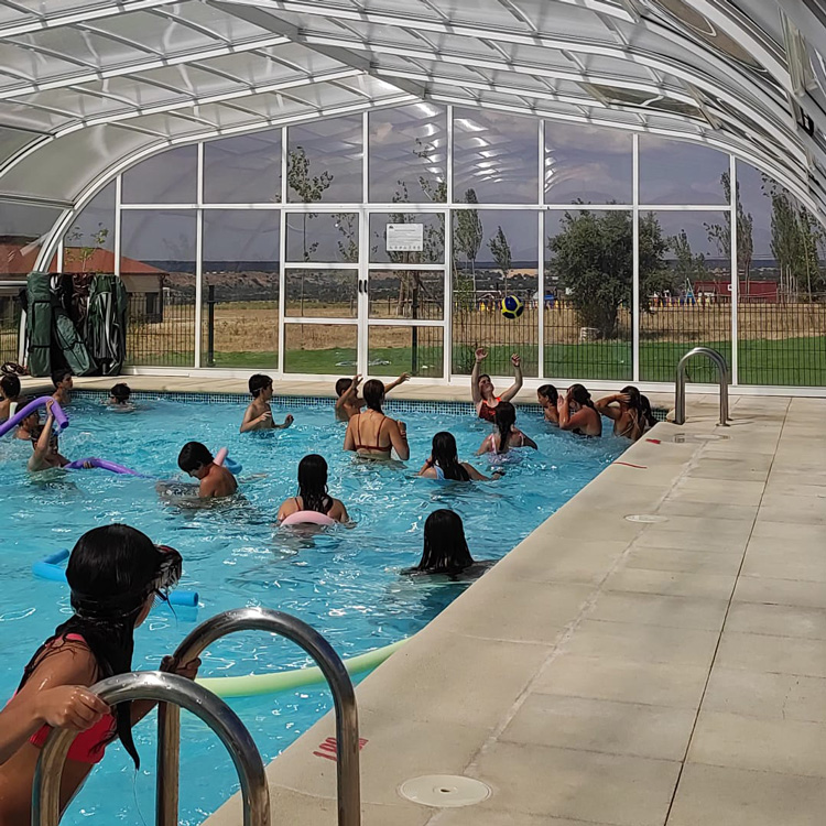 jóvenes alegres jugando en la piscina del Aula de Naturaleza Emilio Hurtado