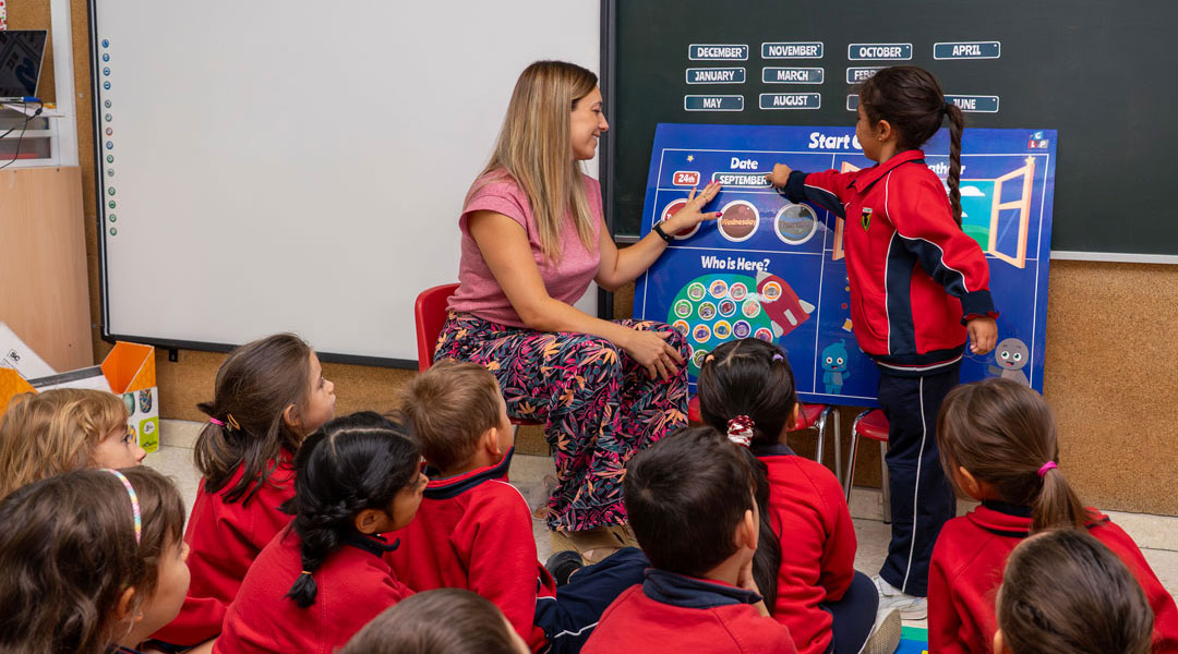Alumnos de Educación Infantil de Colegios El Valle atendiendo a la lección de inglés con su profesora.