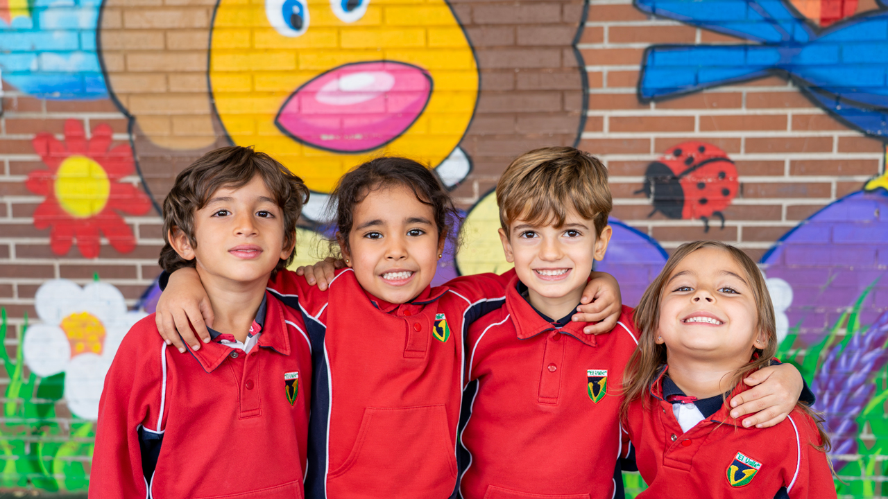 Alumna de Colegios El Valle sonriendo a cámara.