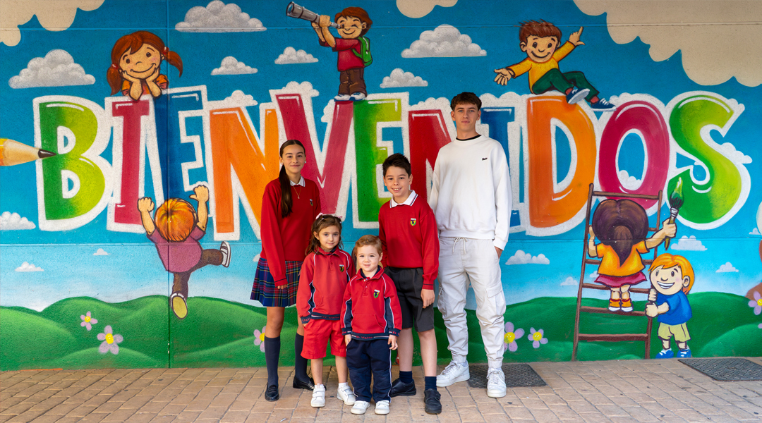Tres alumnas de Educación Primaria realizando actividades de Workbook en clase.