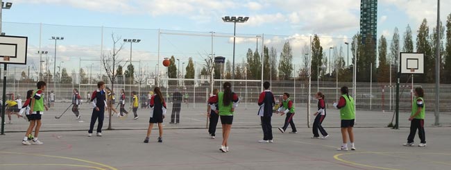 Alumnos del Colegio El Valle de Las Tablas, jugando en el polideportivo