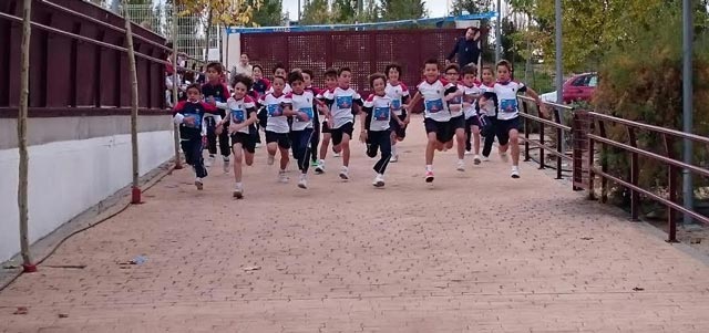Alumnos del colegio El Valle corriendo