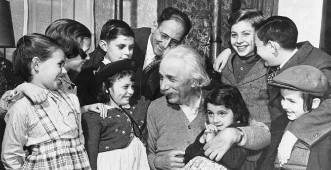 Albert Einstein rodeado de niños
