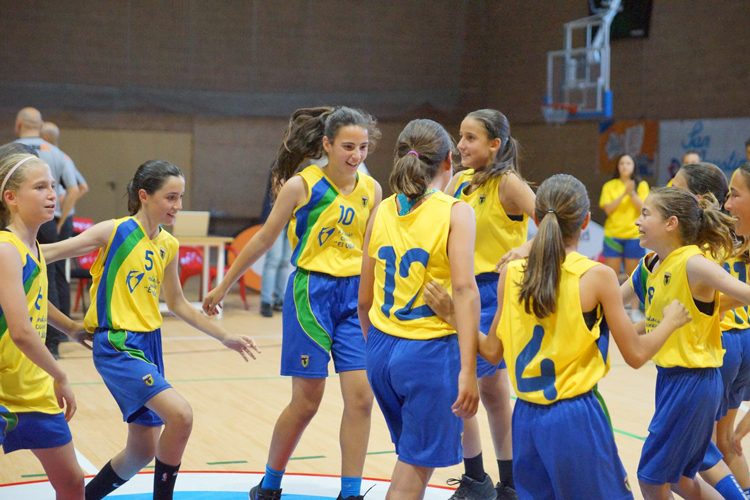 equipo femenino Club Deportivo El Valle, celebrando su victoria en la PequeCopa Colegial 2019